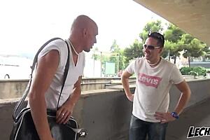 madura española chupa polla de vagabundo en calle pública