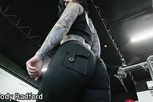 wanna see this slutty muscle milf sweat through her gym workout?