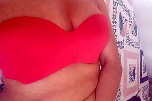 med student fingers her WET pussy... wants milk spilled to feel hornier!!