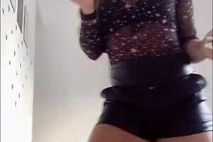 these novinhas milfs dancin wild n teasin for rough play 😏🍑