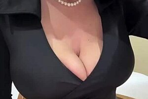 whoa stepmom's big natural tits and nipples are insane on cam 🔥🍈
