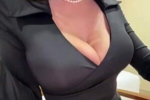 whoa stepmom's big natural tits and nipples are insane on cam 🔥🍈