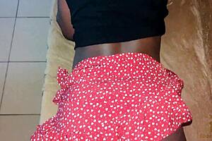 tarde la nuit sur le canapé avec une africaine ebène qui chevauche fort