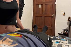 hermanastra chupa toda la polla por error con balsamo labial