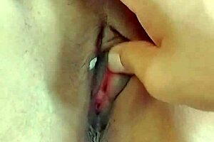  linda casada en disfraz navideno recibe nochebuena con leche caliente