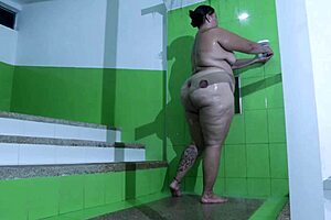 madrastra squirts on my cock in pool hardcore