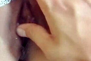  linda casada en disfraz navideno recibe nochebuena con leche caliente