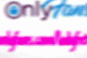 Italian milf lady shows off fetish feet in photo shoot preview 😈👠