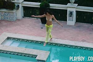 PETITE LATINA MILF STRIPS NUDE OUTDOORS