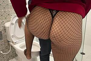 madrastra con culo enorme me sigue al baño pa' follar sin condón de pie!