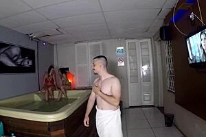 safadeza milf lady joy cardozo descontração sauna pussy play