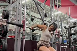 Bobbi jo's big ass pops during her tattooed outdoor workout public tease