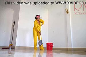 office maid strips naked sans panties for boss fuck?