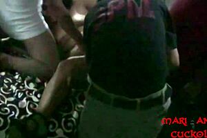 me encanta cuando me follan en gangbang salvaje y duro