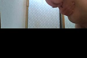 suegra latina con tetas enormes y culo gigante me lleva al baño para sexo sucio pov