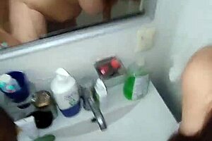 suegra latina con tetas enormes y culo gigante me lleva al baño para sexo sucio pov