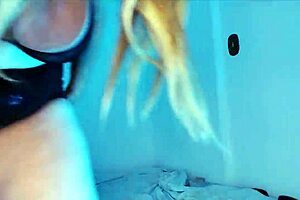 Loira gostosa seduz com massagem ao ar livre 😏🔥 Toy Vibes!