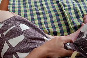 madrasta cleans house as stepson watches her curves