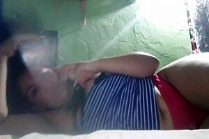 Hola papi! 😍 Mira mi gran culo ebony moviéndose hasta squirting coño 👅💦