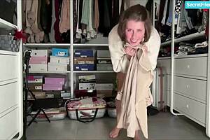 Lady Lyne fingers juicy shaved pussy in Prague secretfriends solo!