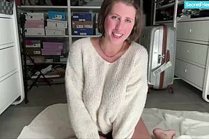 Lady Lyne fingers juicy shaved pussy in Prague secretfriends solo!