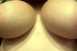 Ever seen Italian milf artemisia's huge natural tits bounce solo up close?