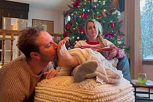 Santa's Wrinkled Feet Lick And Toe Suck Obsession Revealed!