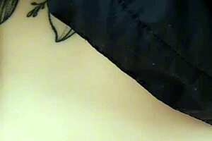 Watch me finger her sexy latina belly button fetish in park