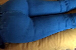 Stepmom's big curvy ass in jeans flashes me while i stroke furiously!