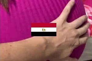 شرموطة البواب يقفش كلوتها وينيكها في كل حتة سكس مصري