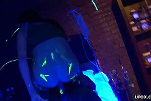 Audrey Bitoni stuffs big tool in shaved pussy 😈🍆