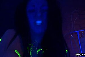 Audrey Bitoni stuffs big tool in shaved pussy 😈🍆