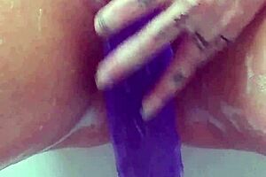 masturbating in bath with huge purple dildo till i squirt omg 😩💦