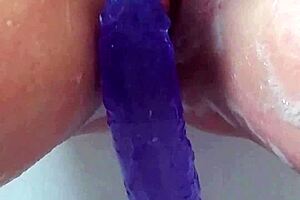 masturbating in bath with huge purple dildo till i squirt omg 😩💦
