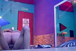 ¡Mira cómo la caliente latina se dobla y cabalga rico en motel!