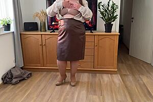 Stepmom unwraps her saggy big tits and wet pussy as birthday gift 🎁💦