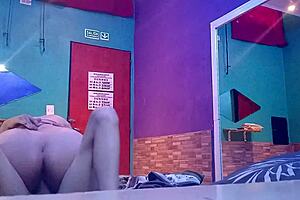 ¡Mira cómo la caliente latina se dobla y cabalga rico en motel!