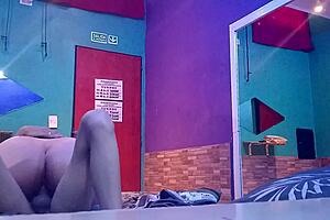 ¡Mira cómo la caliente latina se dobla y cabalga rico en motel!
