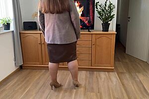 Stepmom unwraps her saggy big tits and wet pussy as birthday gift 🎁💦