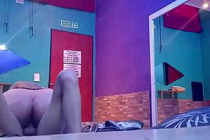 ¡Mira cómo la caliente latina se dobla y cabalga rico en motel!