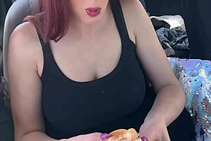 wanna see italian milf artemisia love eat big tits food in car? 😈🍑🚗