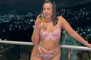LINDA CHICA LATINA CULO GRANDE MAMADA Y DOGGY EN POLLA BLANCA