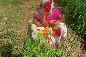 Everbest Desi Aunty Outdoor Sex with Young Boy