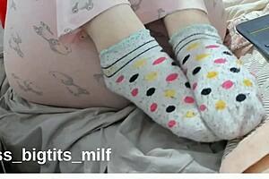 check these sexy bbw milf feet socks homemade fetish play 😍👣