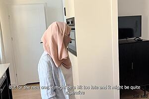 whoa, shy arab stepmom stares at stepsons uncut monster cock all night in our shared bed 😲🍆💦