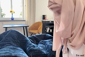 whoa, shy arab stepmom stares at stepsons uncut monster cock all night in our shared bed 😲🍆💦