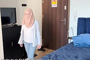 whoa, shy arab stepmom stares at stepsons uncut monster cock all night in our shared bed 😲🍆💦