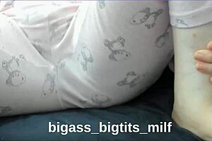 Curvy latina milf masturbates in pajamas?