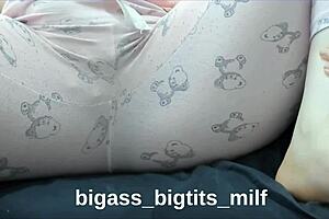 Curvy latina milf masturbates in pajamas?