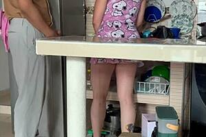 Madrastra Se Masturba En La Cocina Con Enormes Tetas